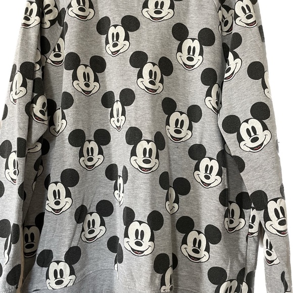 Bundle Sweatshirts 3 for $ 25 or 2 for $20 - Picture 5 of 6